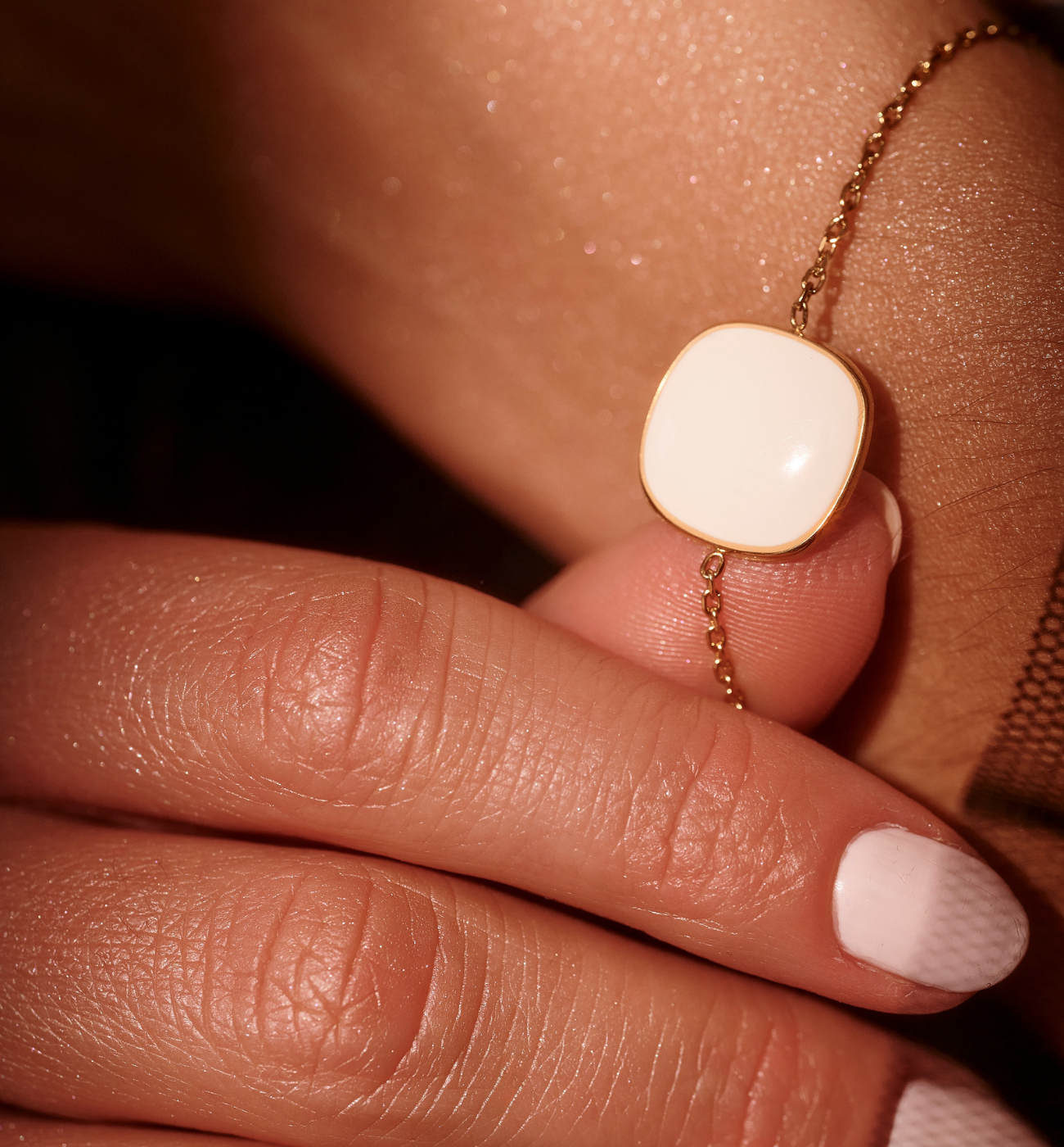 Bransoletka z białą emalią złota BSY0426 - By Dziubeka