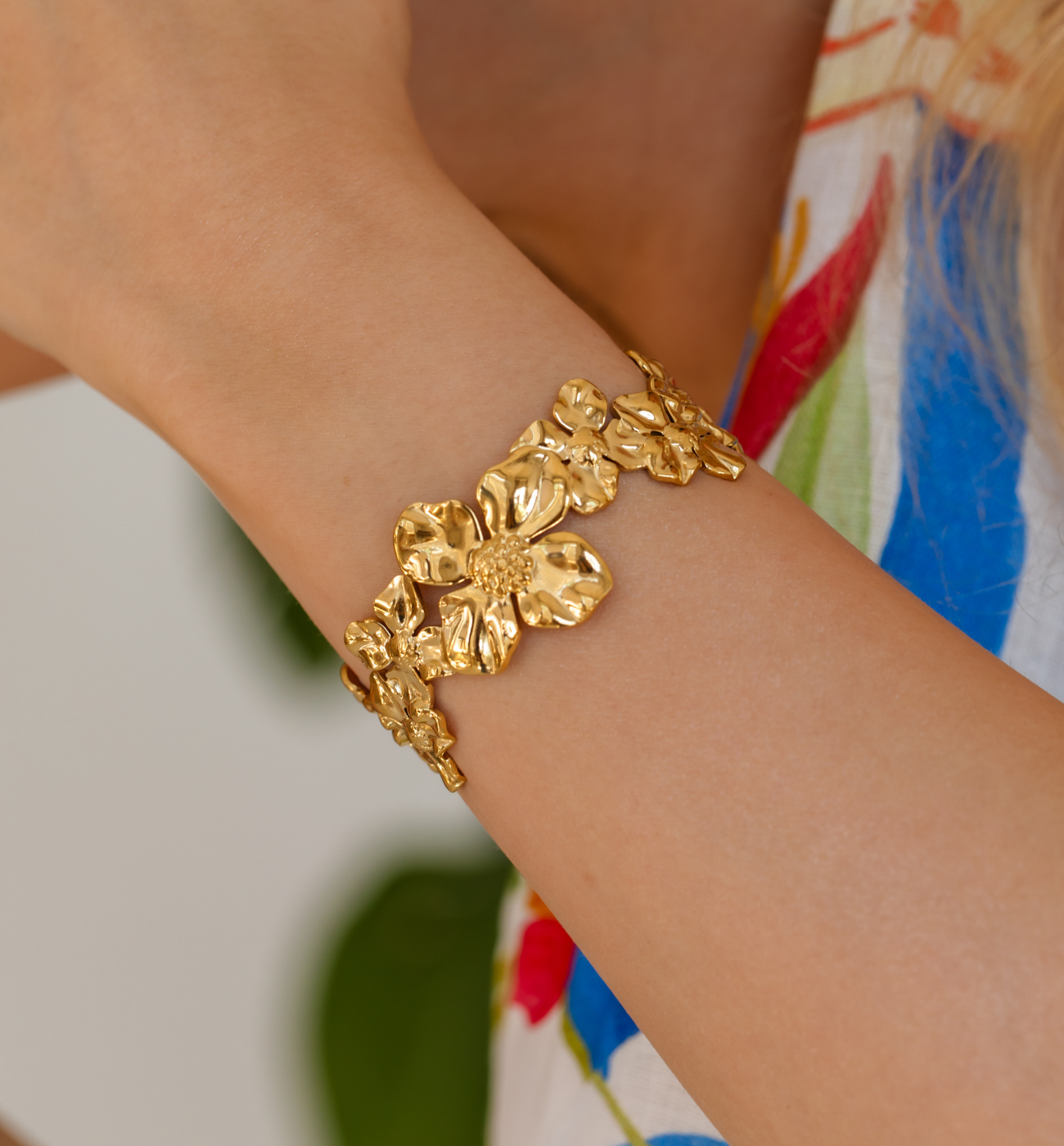 Bransoletka obręcz z kwiatami złota BSY0490 - By Dziubeka