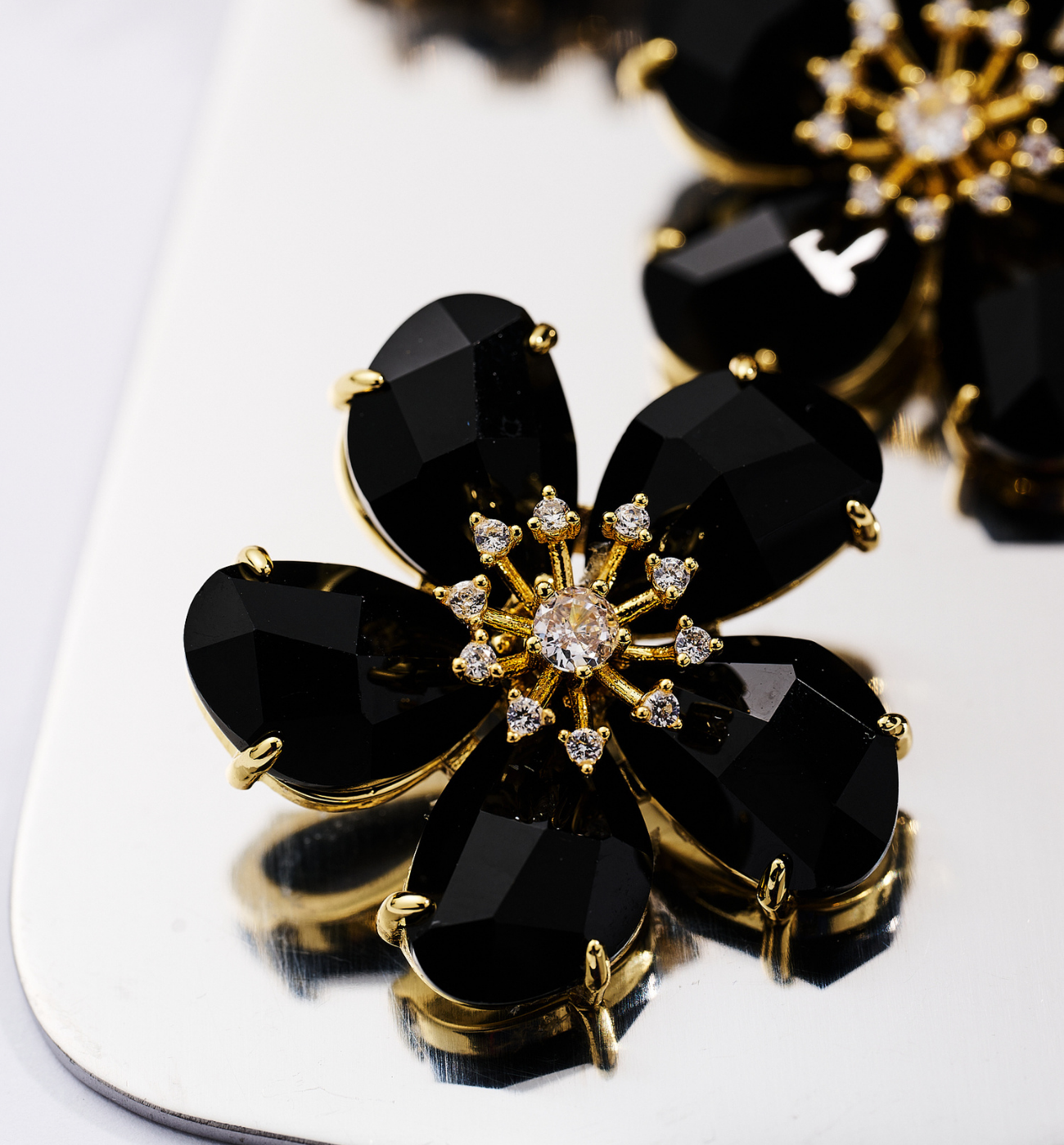 Koczyki kwiatki z czarnymi kryształami - By Dziubeka