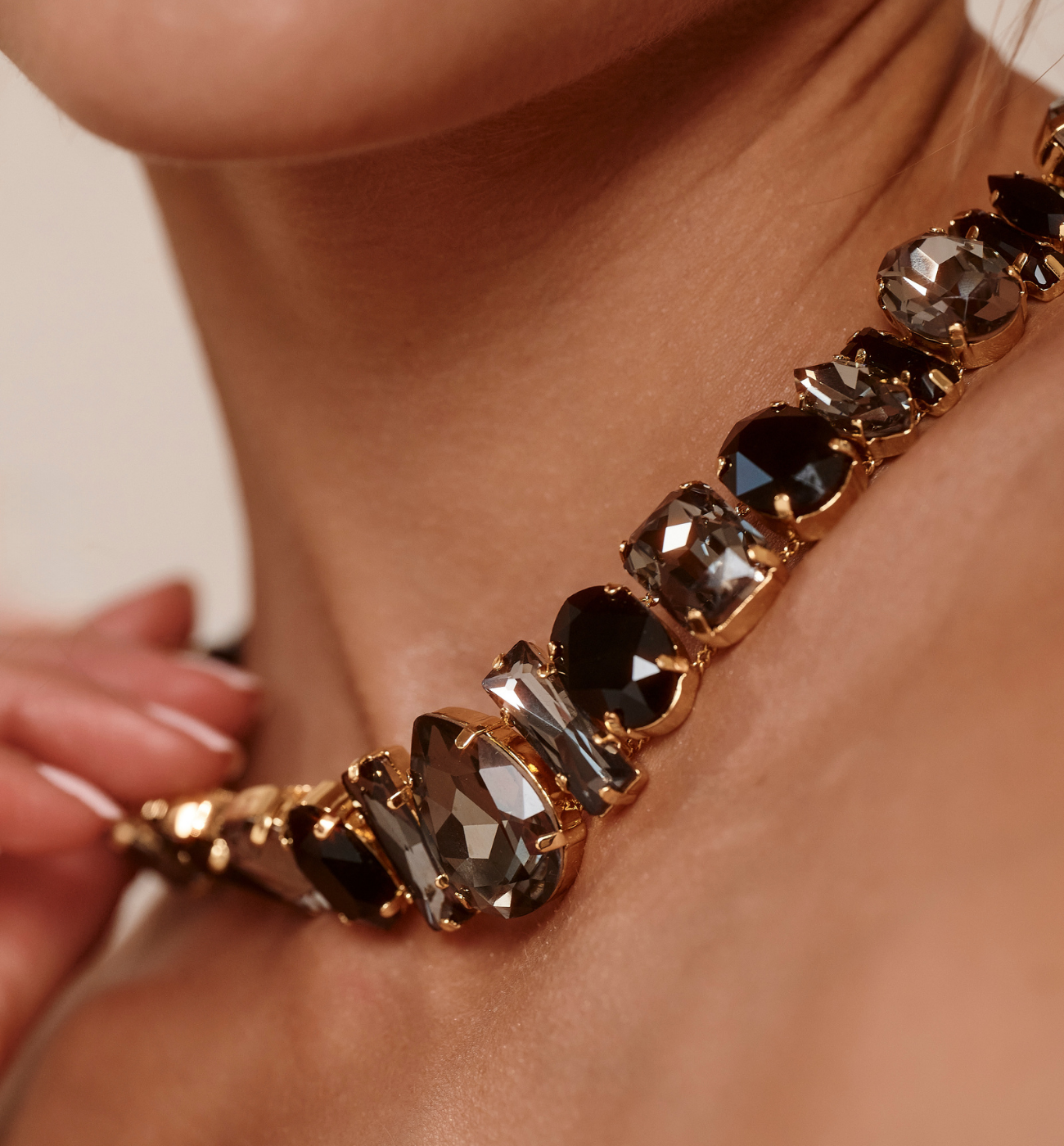 Naszyjnik z szarymi i czarnymi kryształami - By Dziubeka