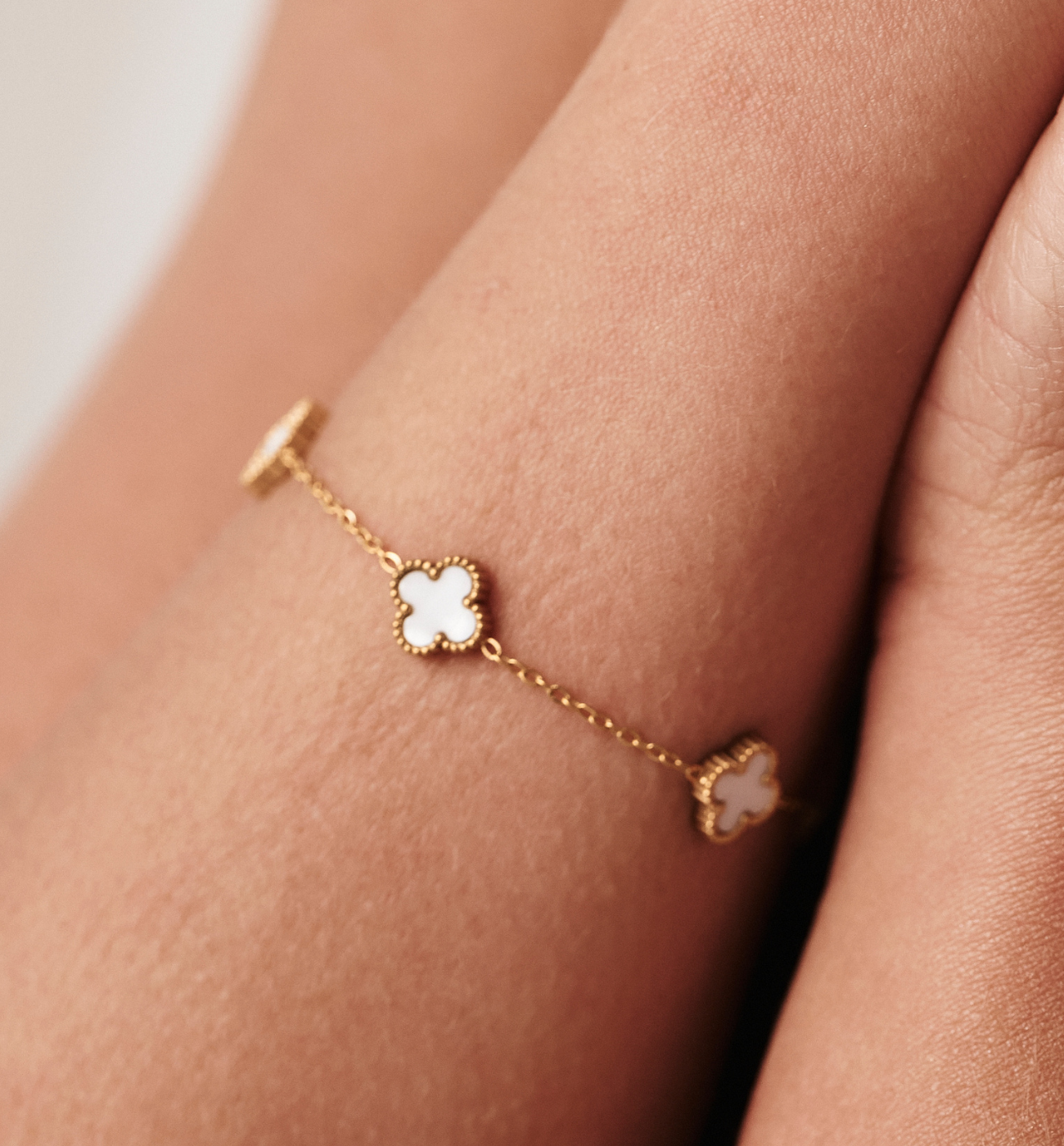 Bransoletka z białymi koniczynkami Clovers BSY0094 - By Dziubeka