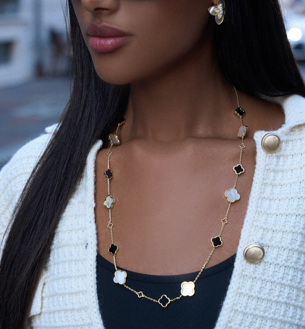 Naszyjnik z białymi i czarnymi koniczynkami - By Dziubeka