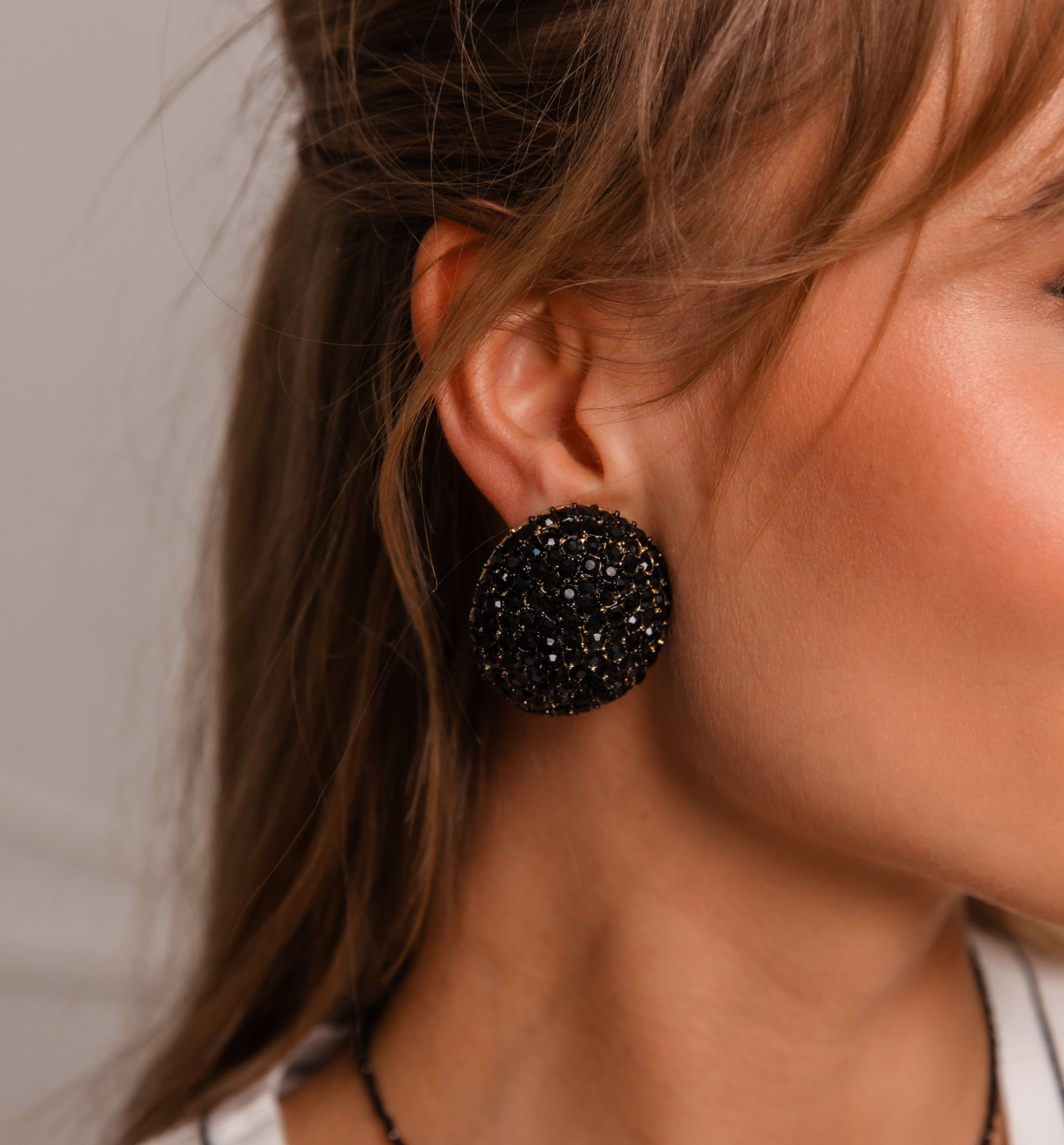 Klipsy z kryształkami duże czarne okrągłe - By Dziubeka