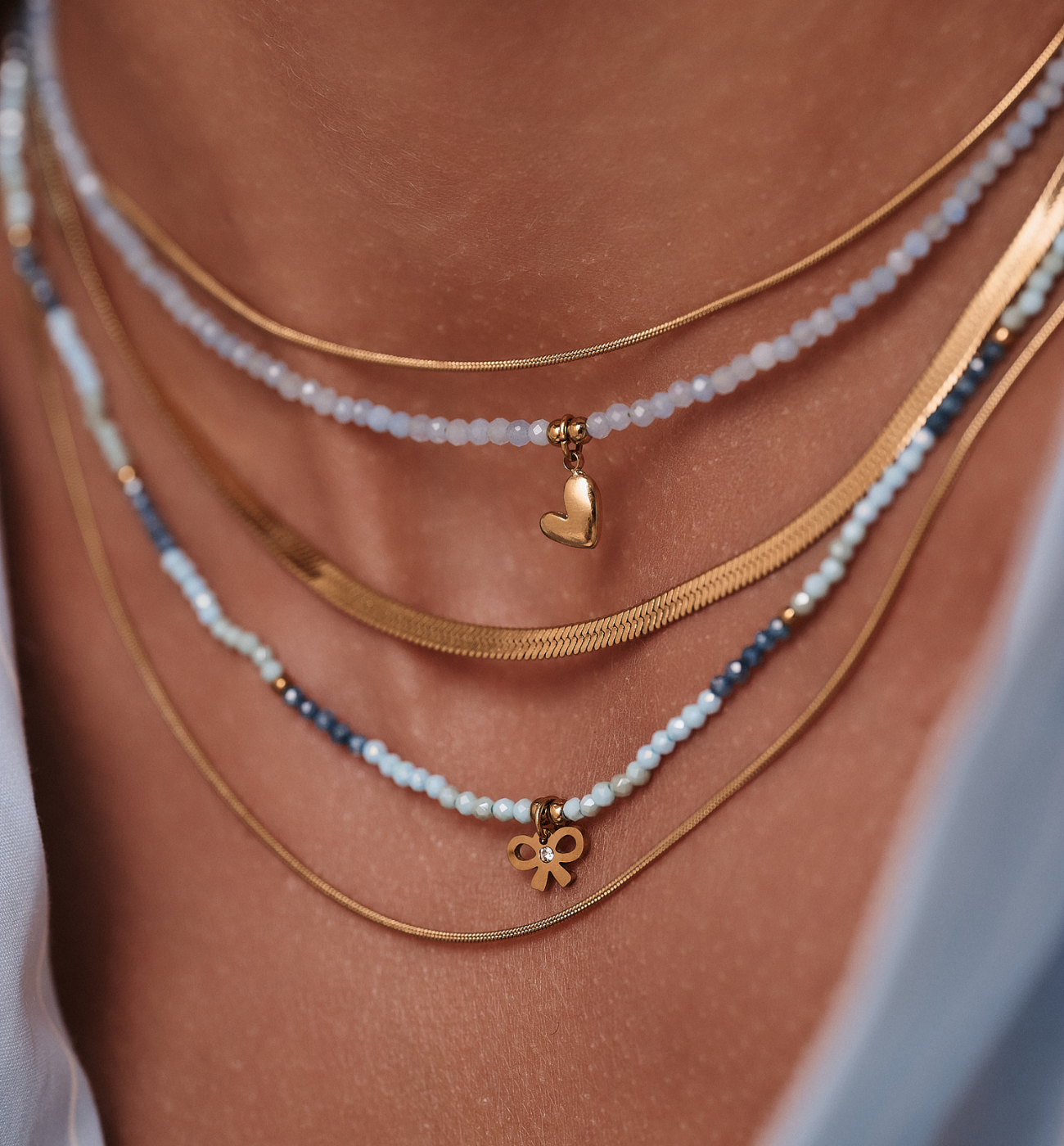 Zestaw subtelnych naszyjników w odcieniach błękitu i złota ZN0018