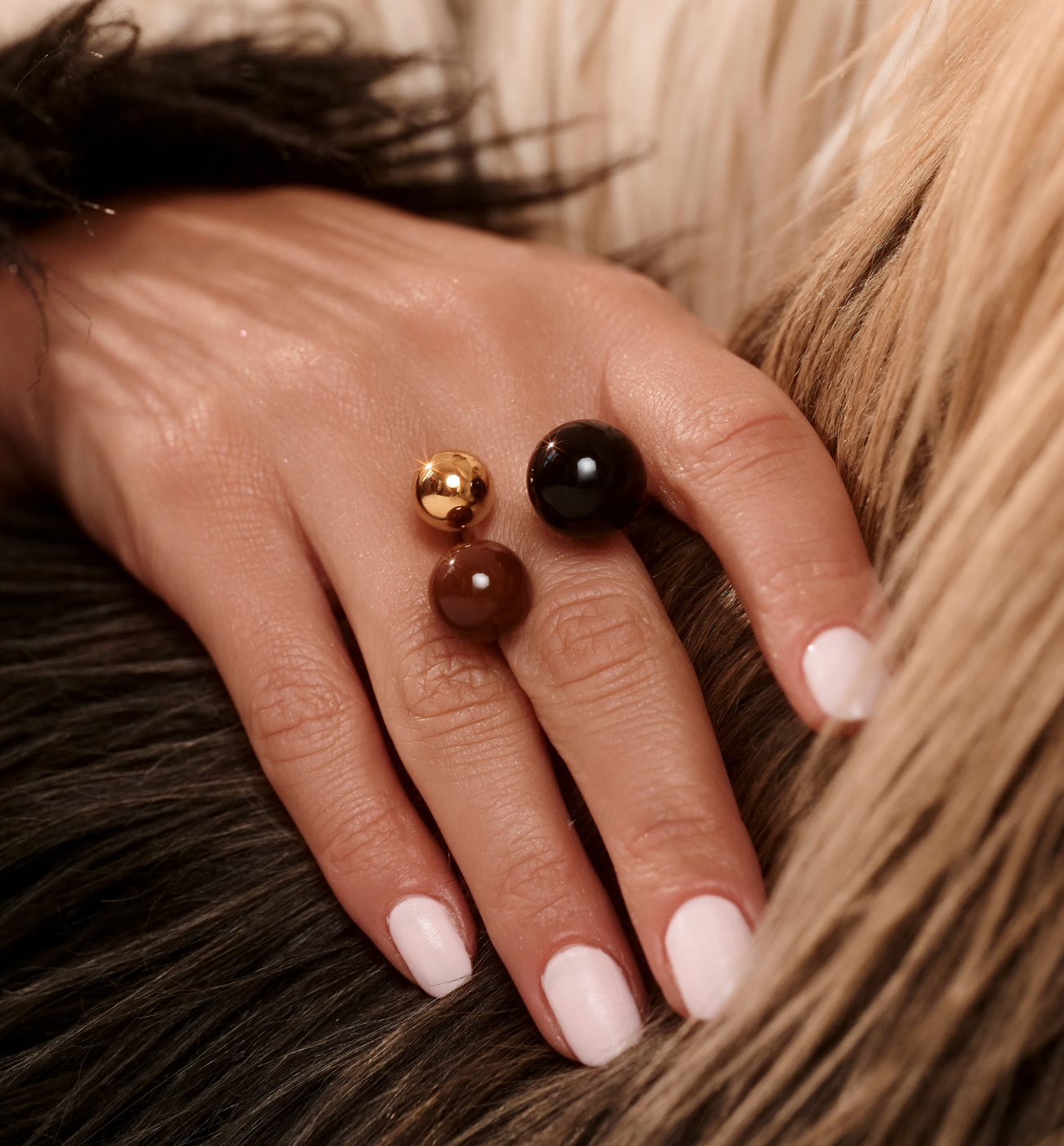 Pierścionek z kulkami w odcieniach czerni, brązu i złota - By Dziubeka