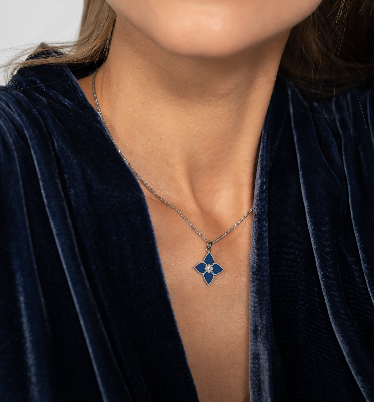 Naszyjnik z koniczynką i granatową emalią srebrny - By Dziubeka