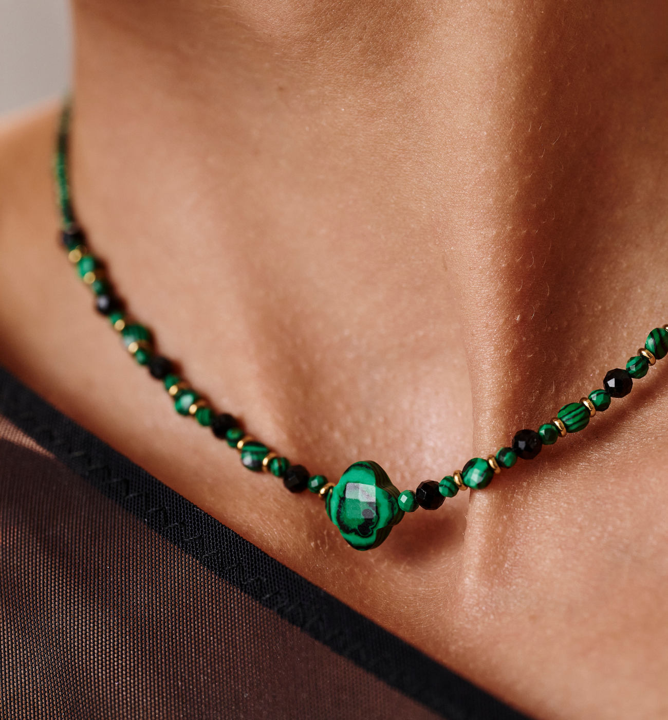 Naszyjnik zielony z motywem koniczyny NTW1546