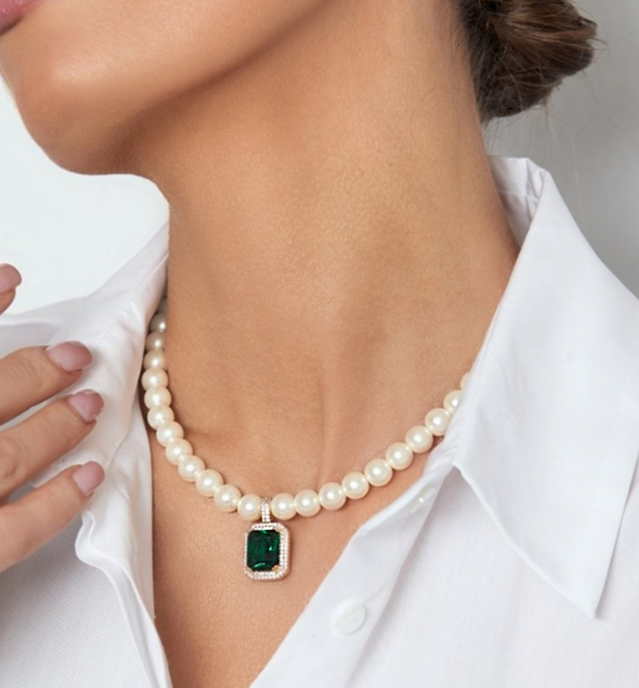 Naszyjnik z perłami i zielonym kryształkiem Majestic - By Dziubeka