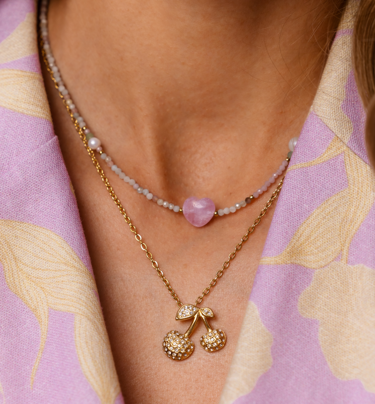 Naszyjnik z pastelowych kamieni naturalnych z serduszkiem i perłami NPA1445