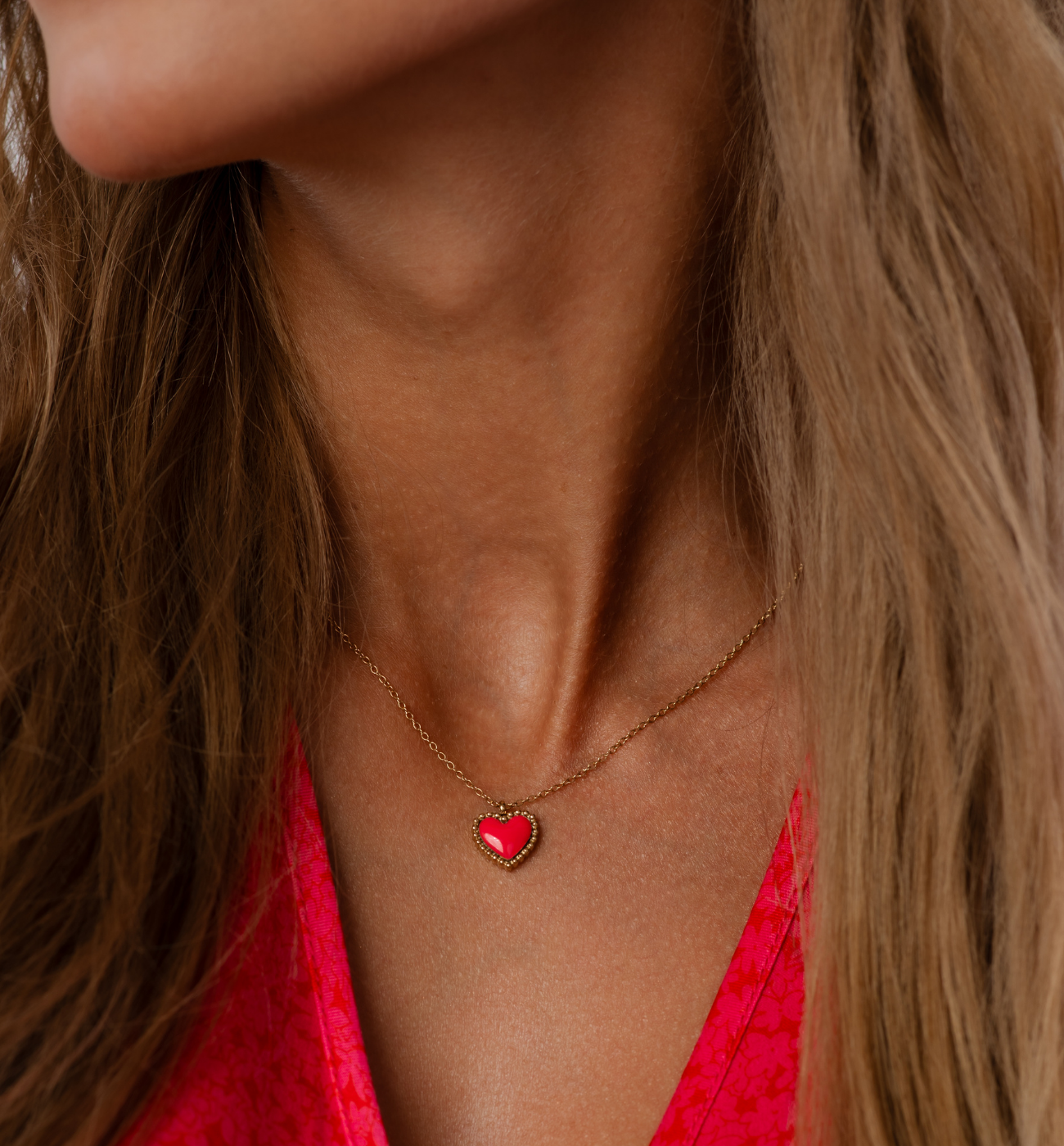 Naszyjnik złoty z sercem i fuksjową emalią Enamel Heart - By Dziubeka