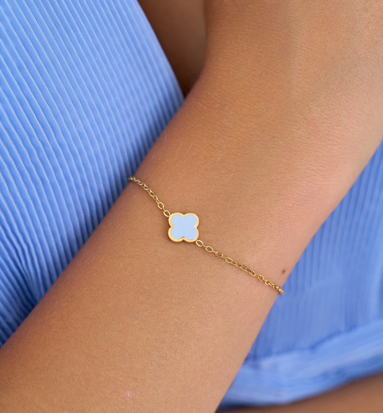 Bransoletka z koniczynką i błękitną emalią Heureux - By Dziubeka