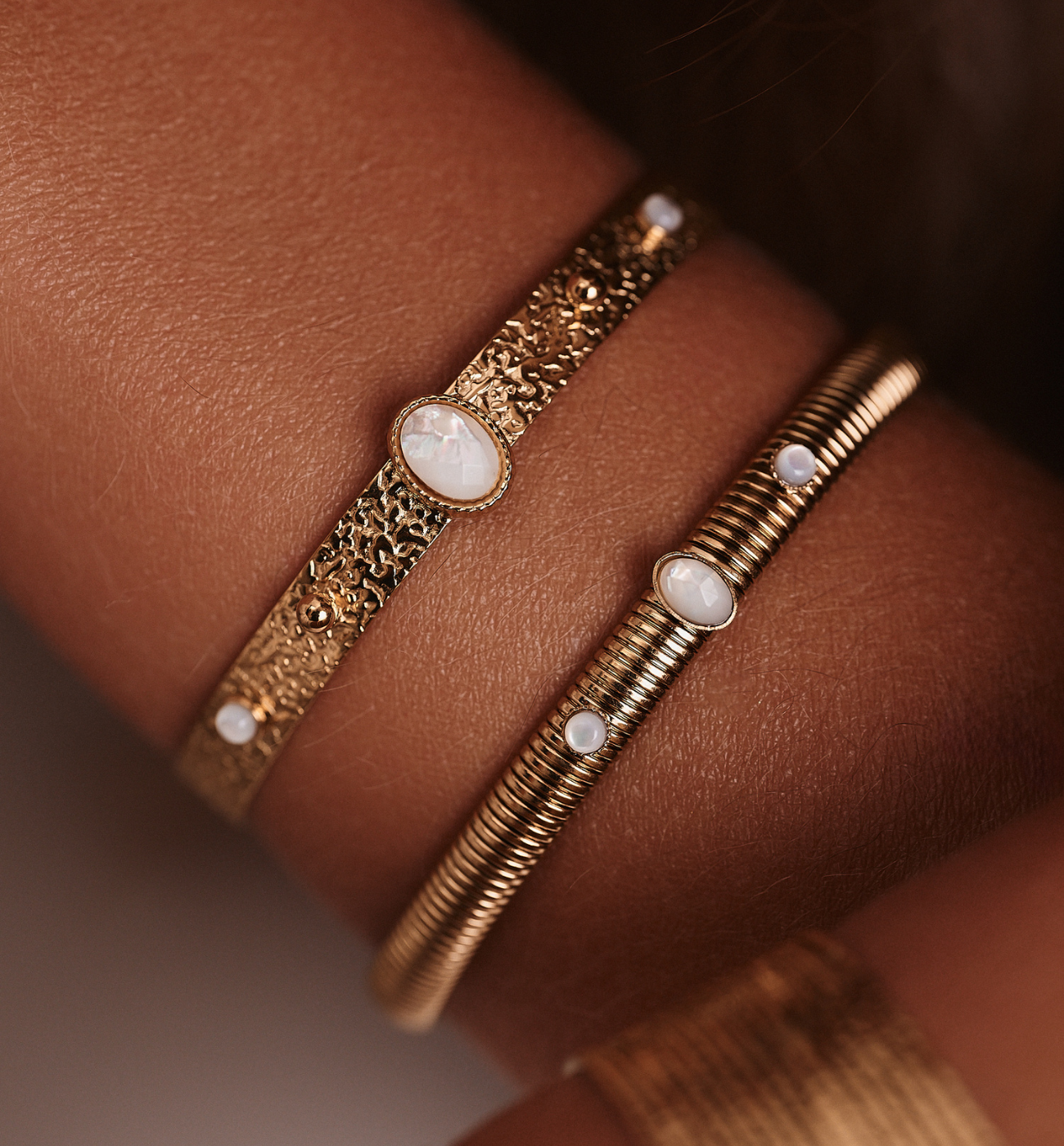 Zestaw złotych bransoletek z białą masą perłową Z0552 - By Dziubeka