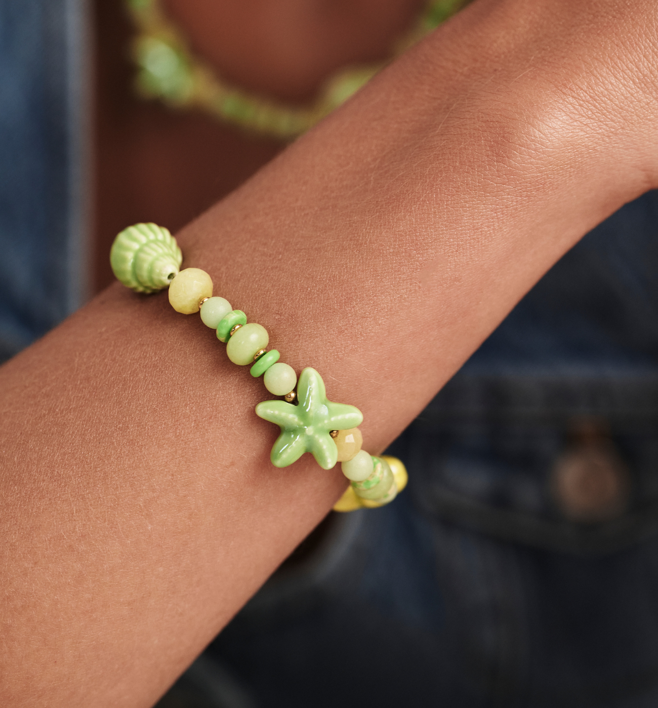 Bransoletka zielona z muszlami BSH0206 - By Dziubeka