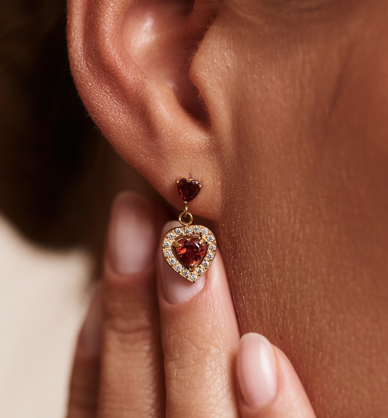 Kolczyki złote z czerwonym kryształem w kształcie serca KSS2052