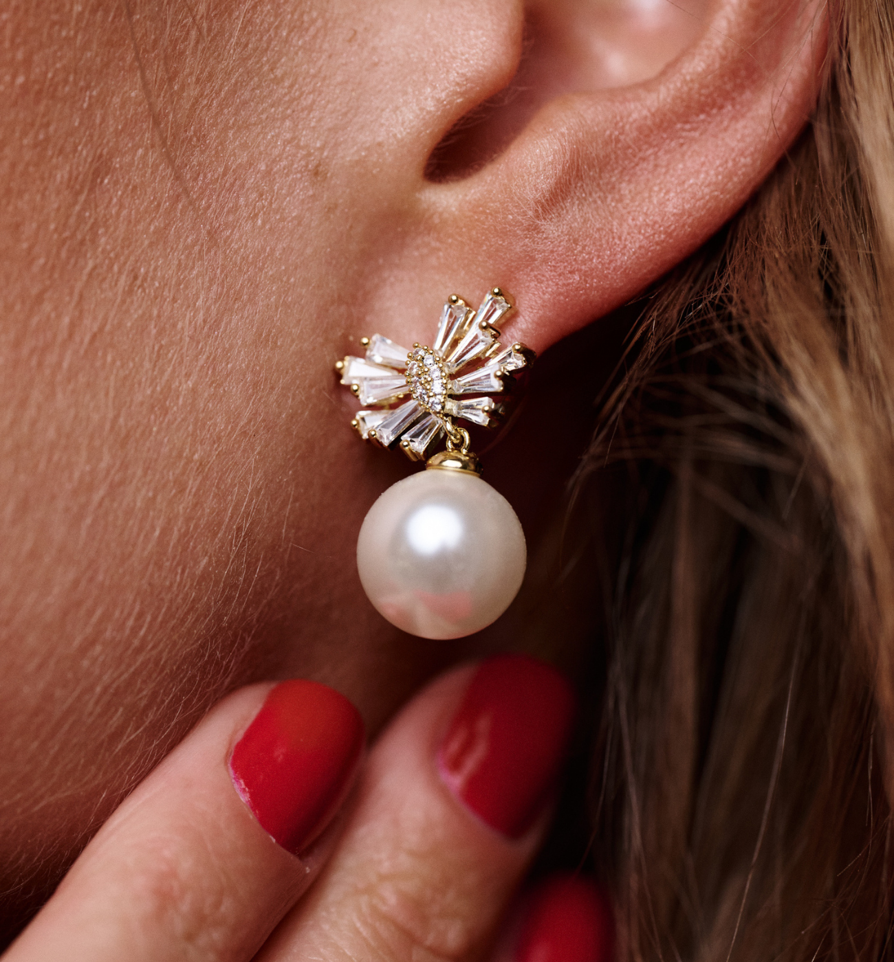 Kolczyki z perłą i kokardką wysadzaną cyrkoniami - By Dziubeka