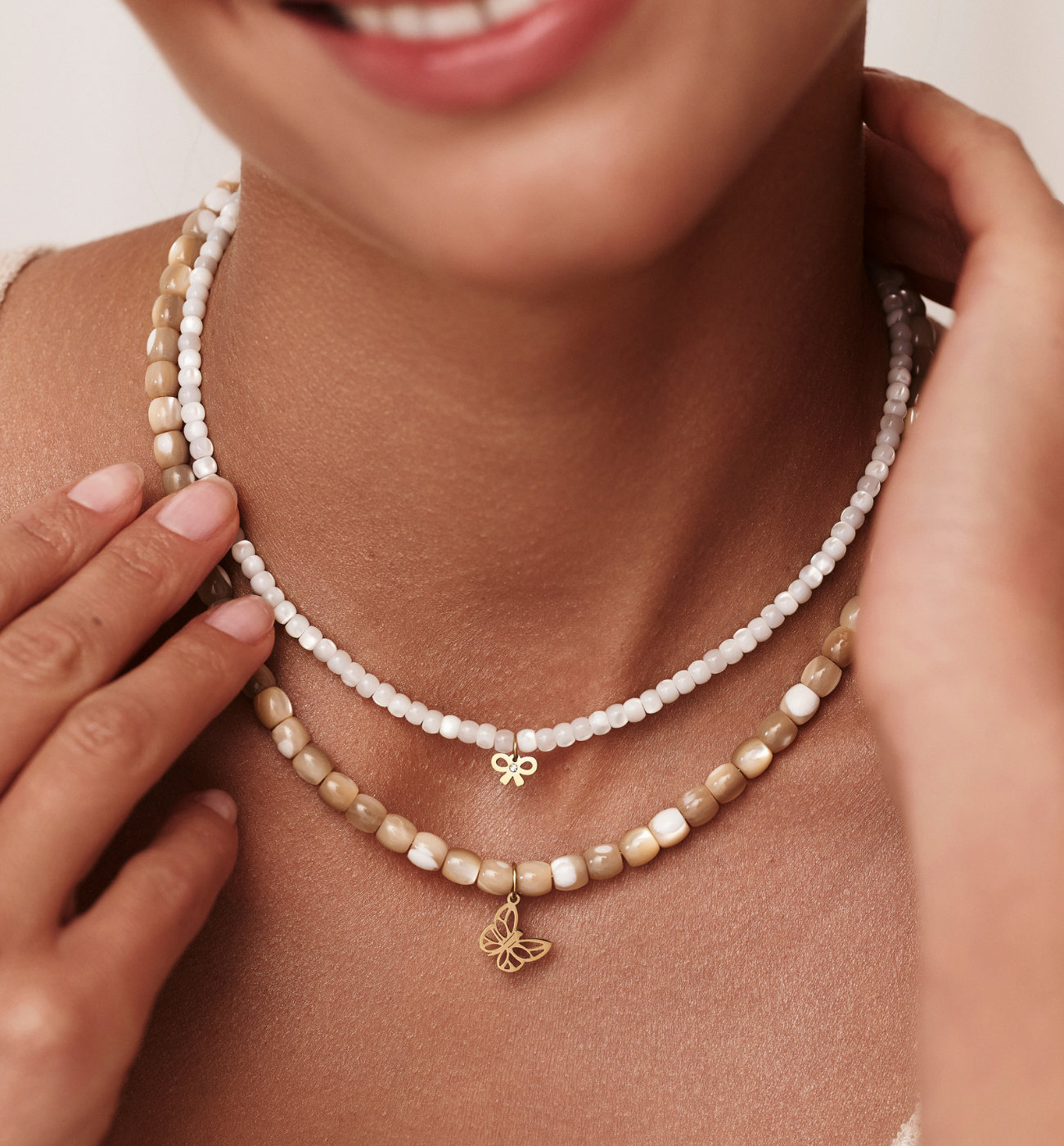 Zestaw beżowych i białych naszyjników z zawieszkami Z0548 - By Dziubeka