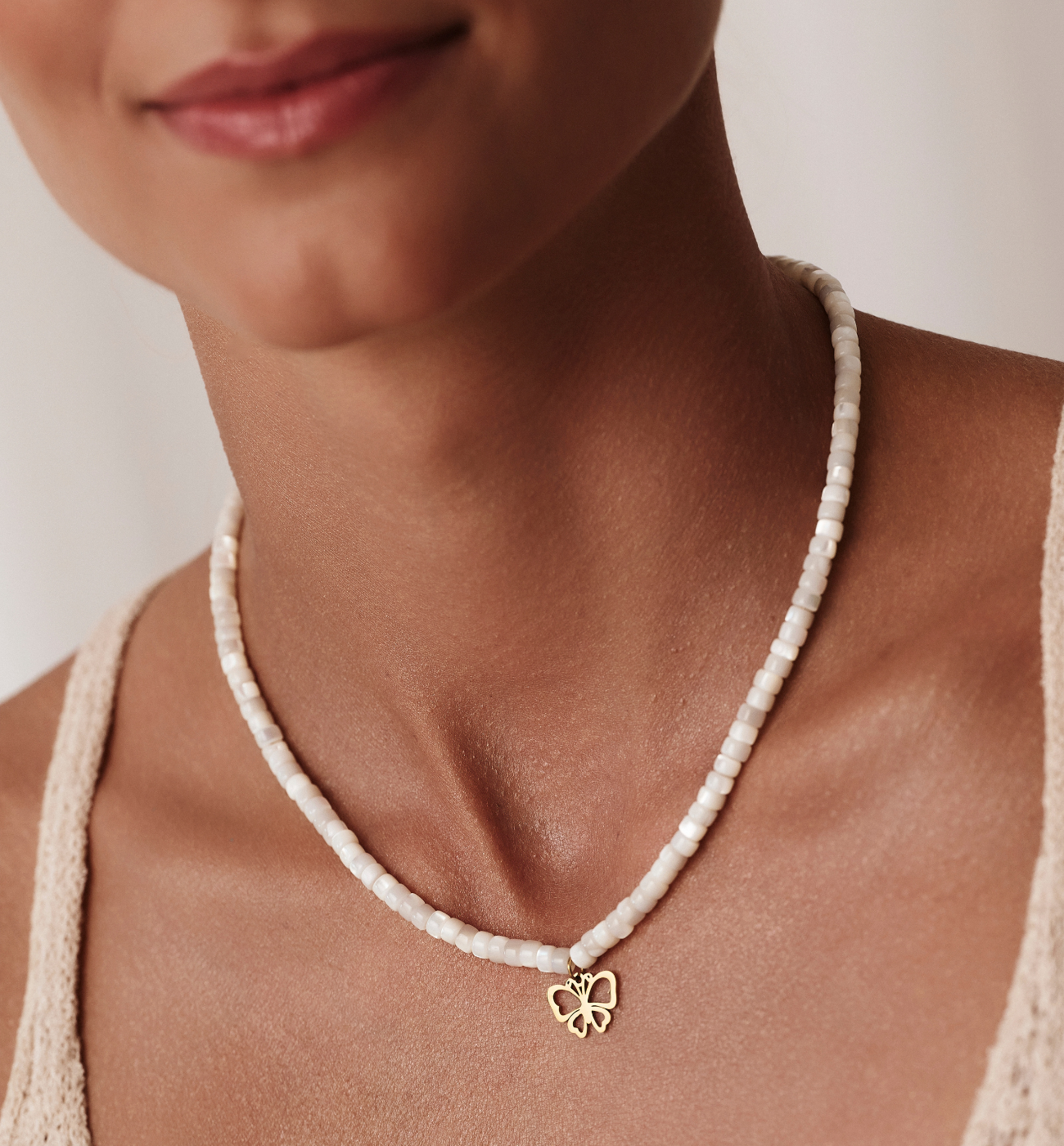 Naszyjnik biały z motylkiem NPA1404
