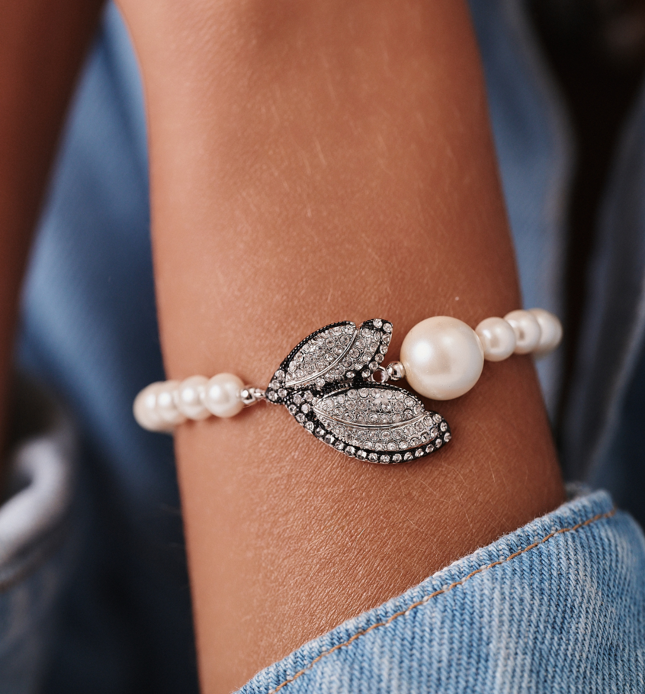 Bransoletka z perełkami i skrzydłami wysadzanymi cyrkoniami BSS0230