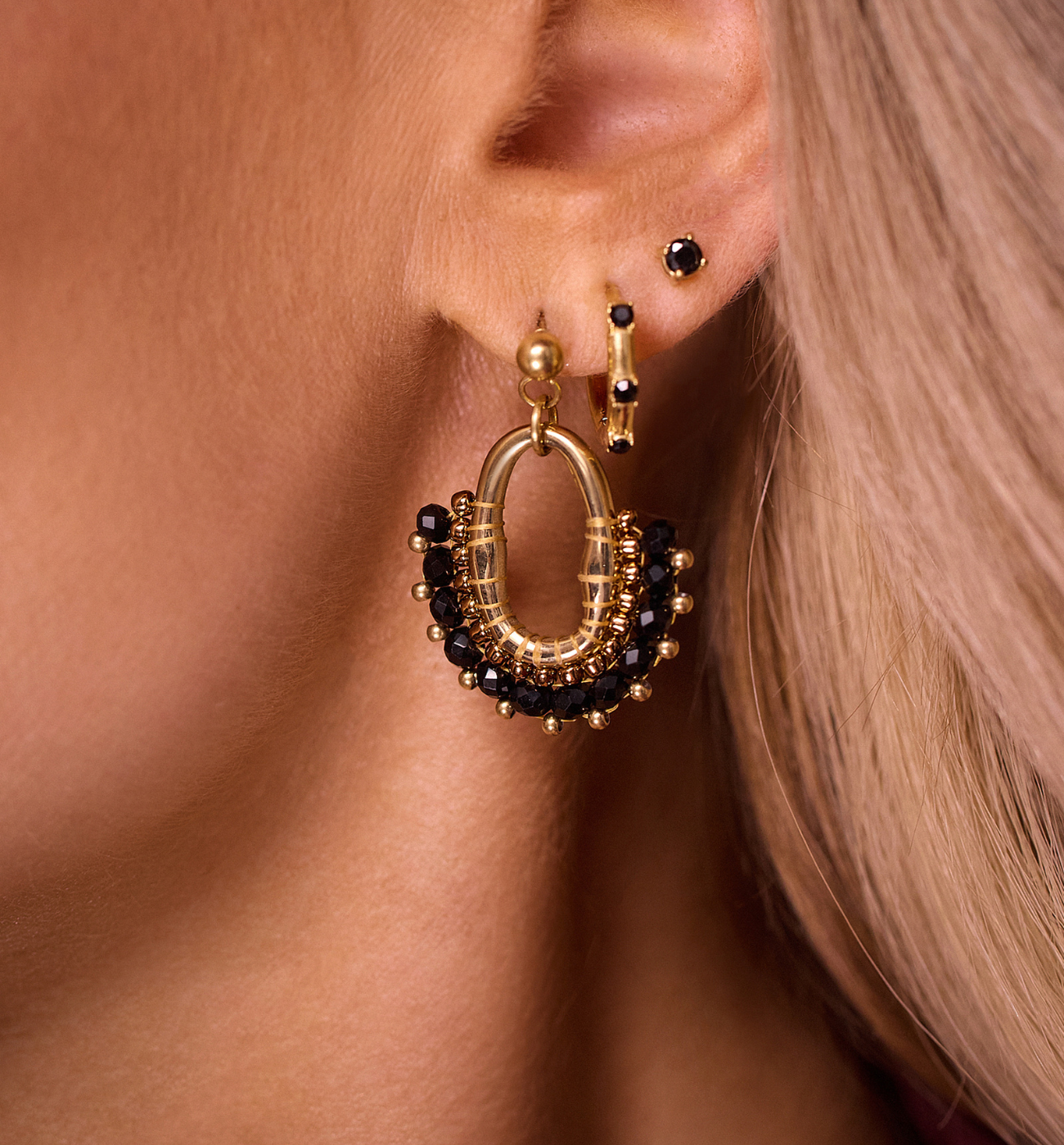 Kolczyki złote z czarnymi koralikami KSC0126 - By Dziubeka