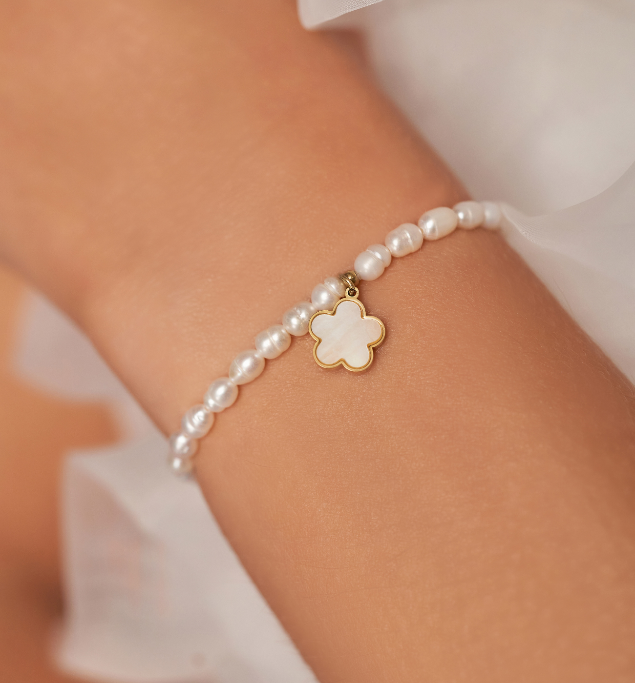 Bransoletka z perłami i kwiatuszkiem Manassas BPE0091