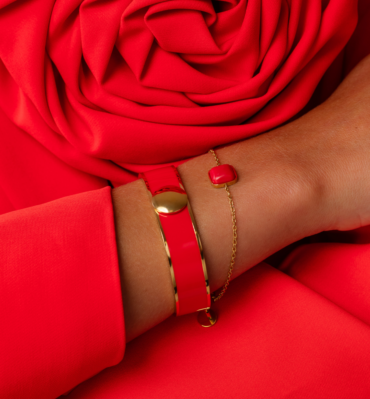 Bransoletka obręcz z czerwoną emalią BSA0895