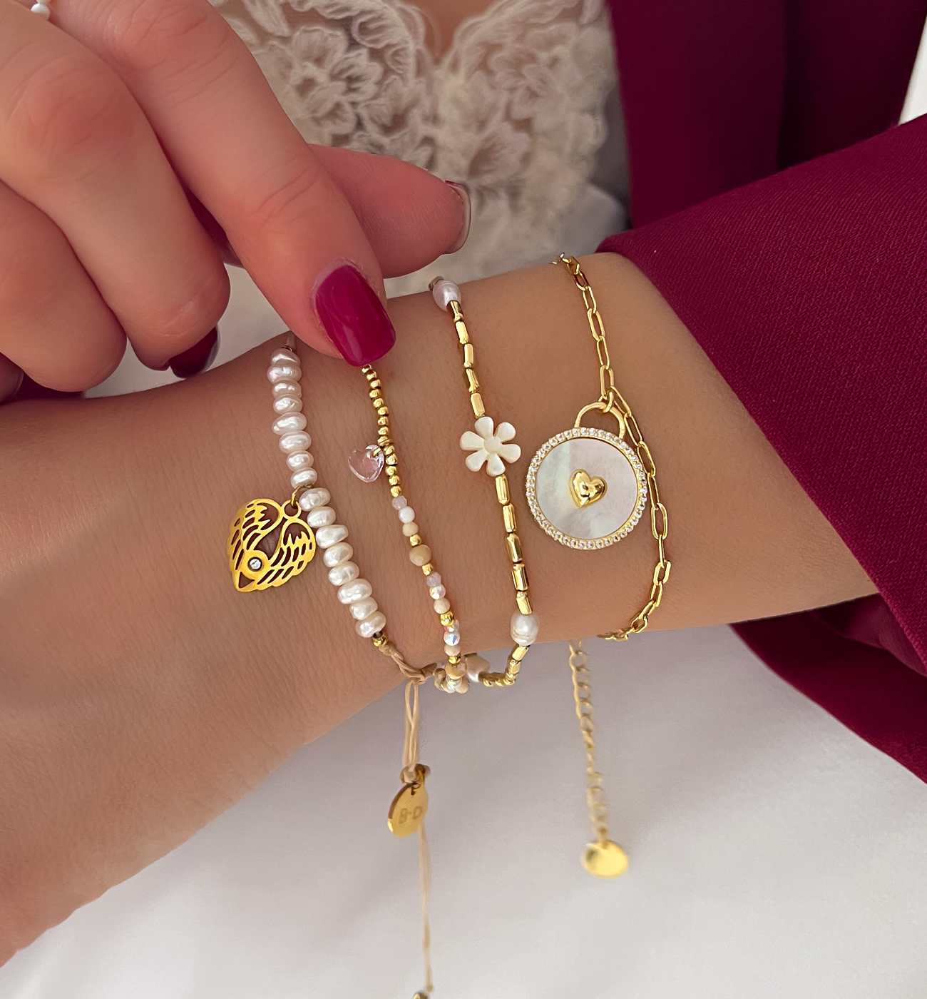 Bransoletka z perełkami i złotymi skrzydełkami Feliz BMT0071 - By Dziubeka