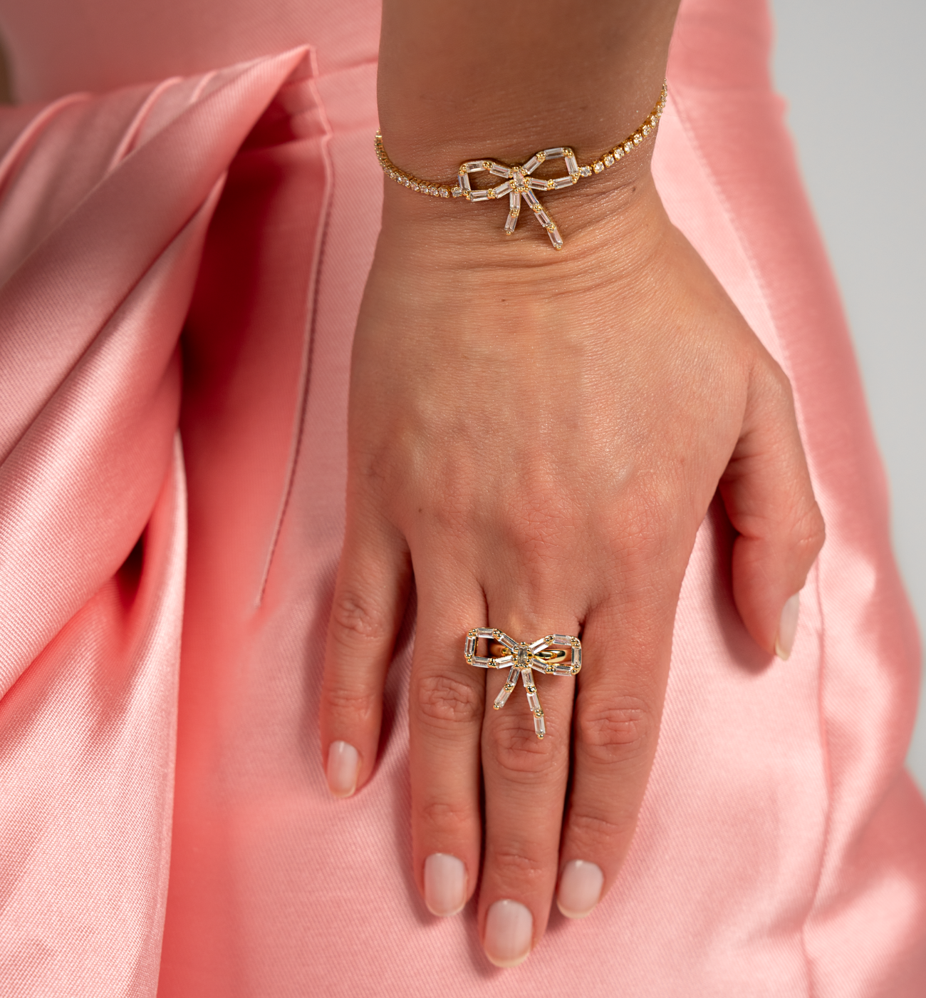 Bransoletka kryształowa z kokardką BSS0220