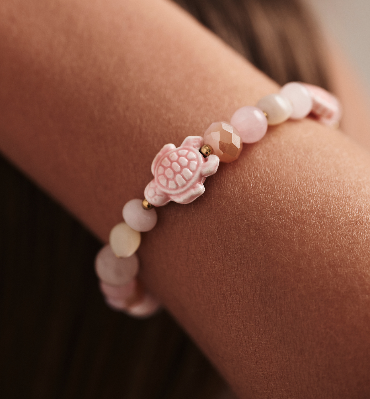 Bransoletka różowa z muszlami z kwarcem różowym BSH0200