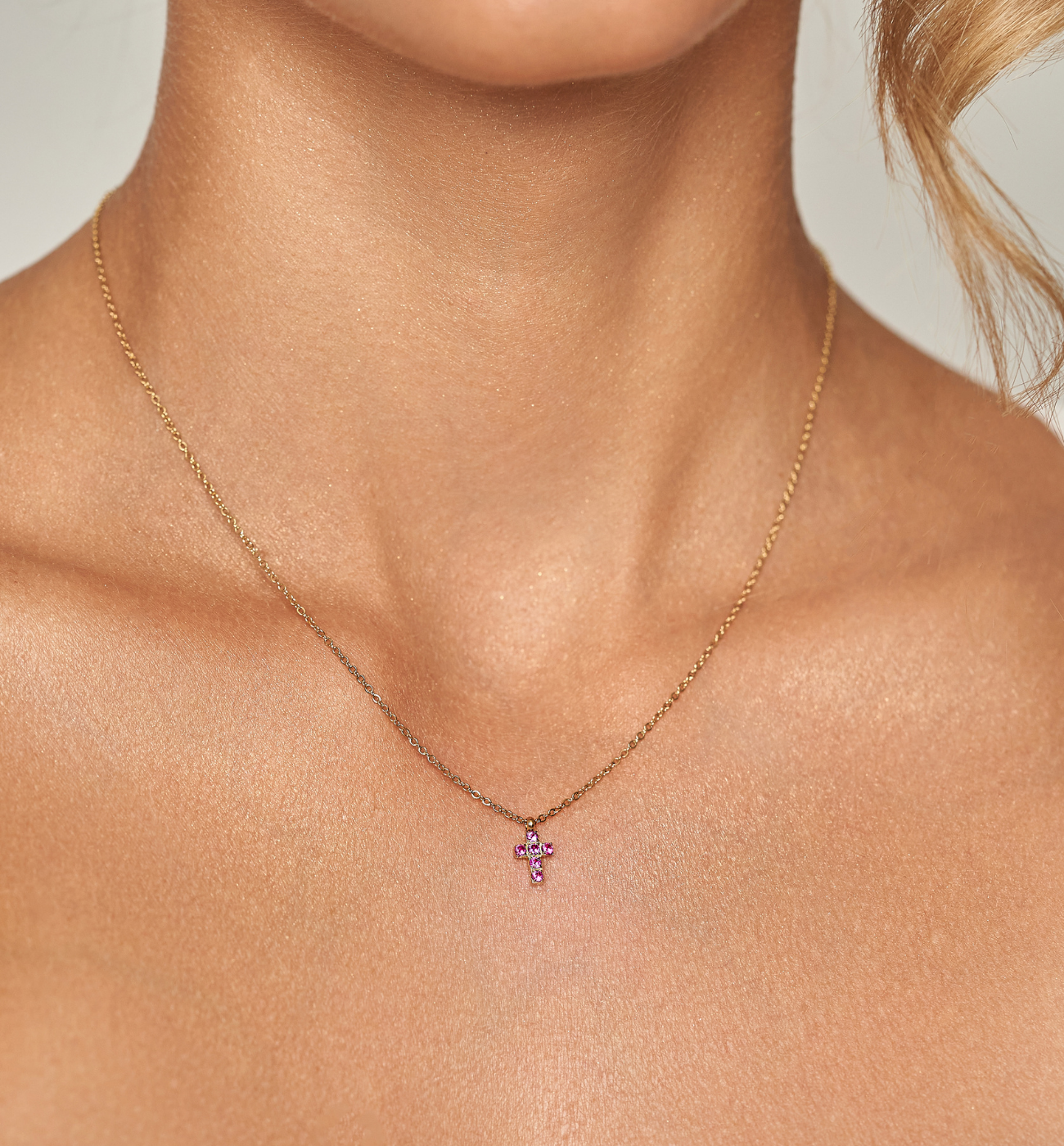 Naszyjnik złoty z krzyżykiem z fuksjowymi cyrkoniami Cristal Cross NSA0706