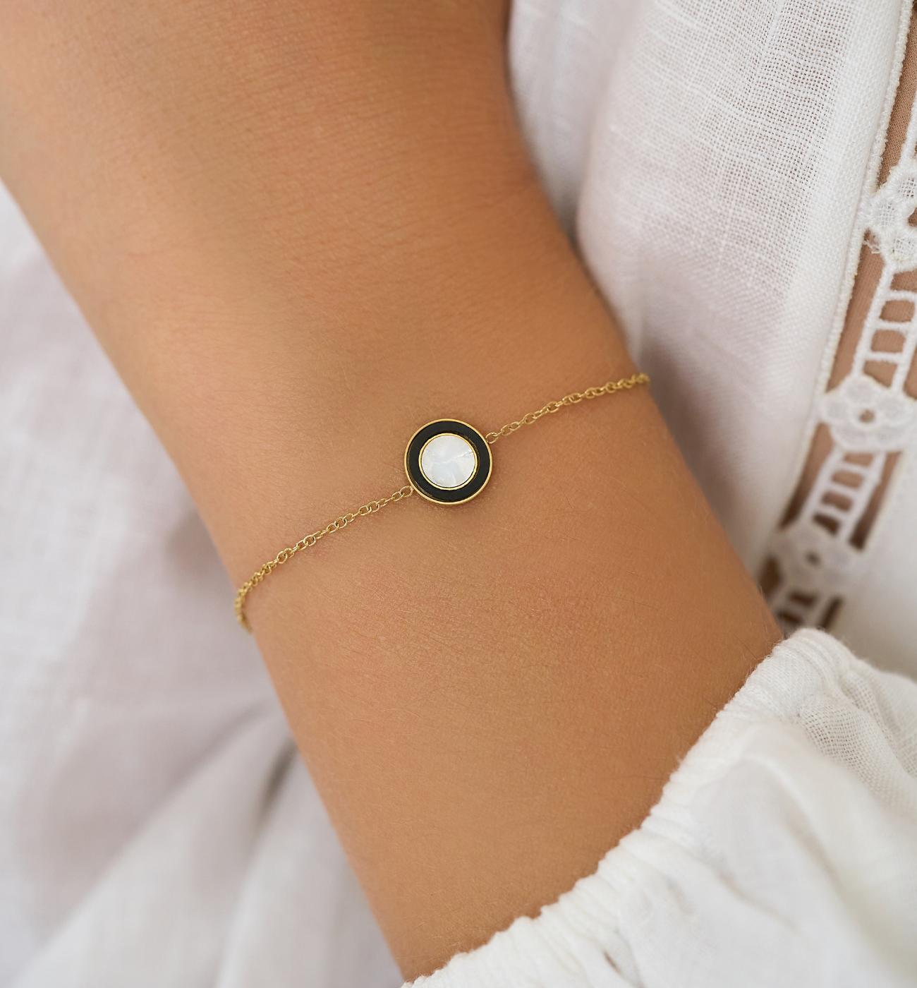 Bransoletka z czarnym dyskiem złota Elegant Essence BSA0665
