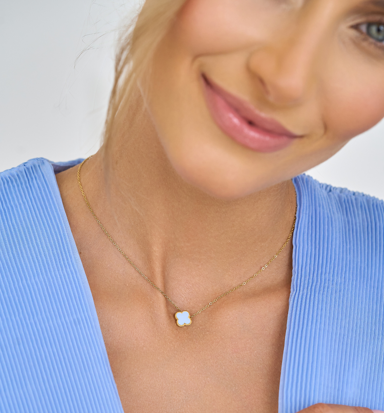 Naszyjnik złoty z koniczynką z niebieską emalią Heureux - By Dziubeka