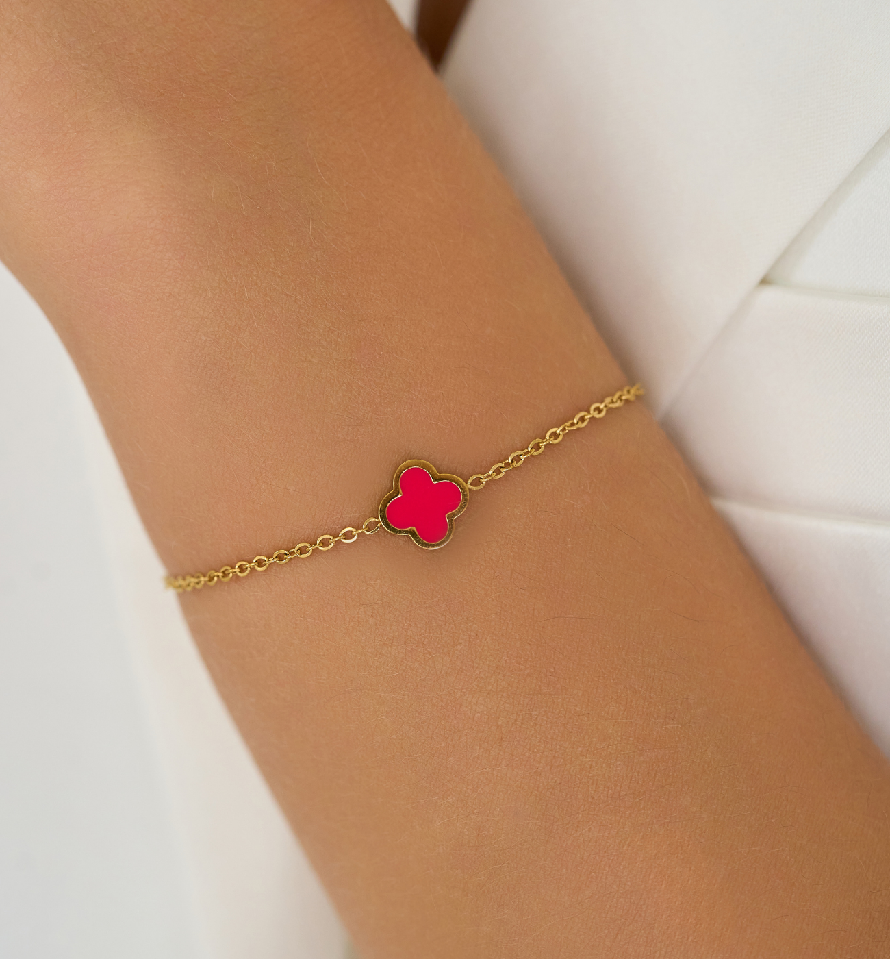 Bransoletka złota z koniczynką z fuksjową emalią Heureux - By Dziubeka