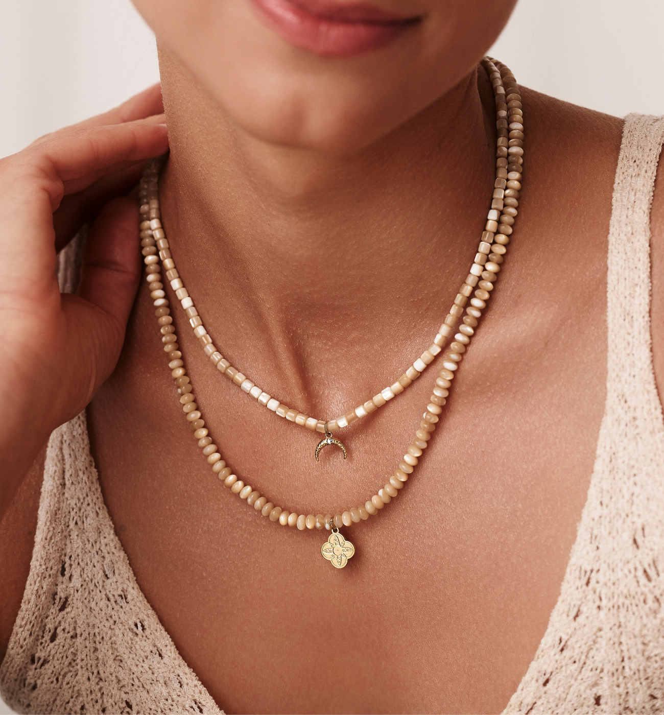 Zestaw beżowych naszyjników z zawieszkami – księżyc i czterolistna koniczyna Z0546 - By Dziubeka