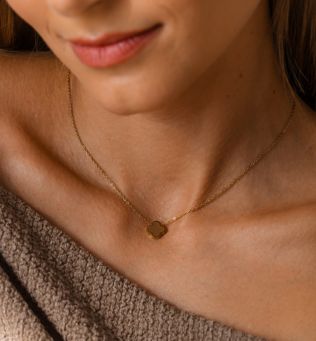 Naszyjnik z koniczynką Mocha Mousse NSA1458