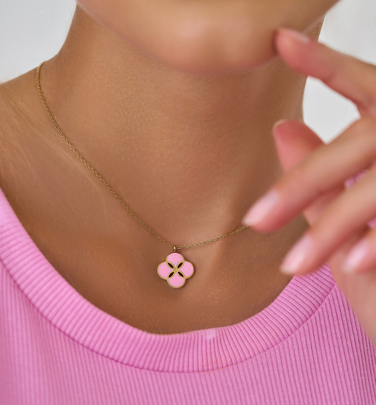 Naszyjnik złoty z koniczynką z różową emalią Ma Chance - By Dziubeka