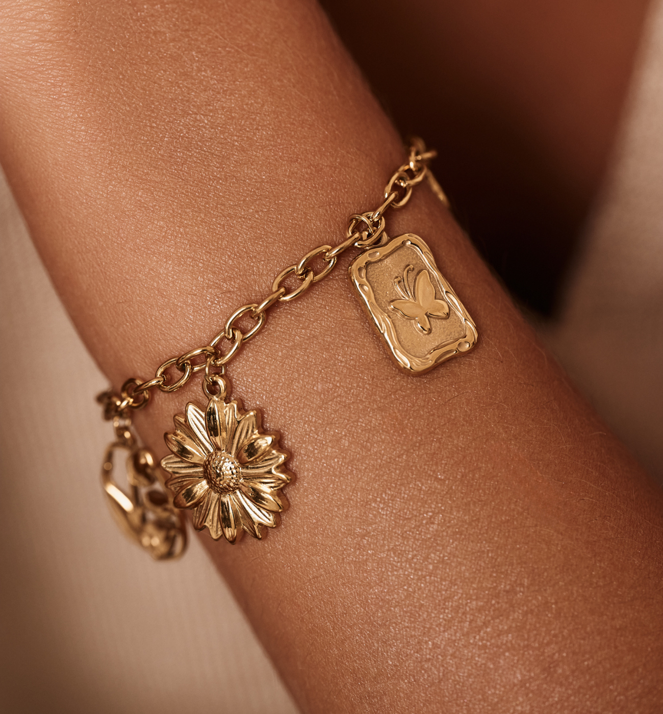 Bransoletka z zawieszkami w kształcie kwiatów i motyli BSY0398 - By Dziubeka