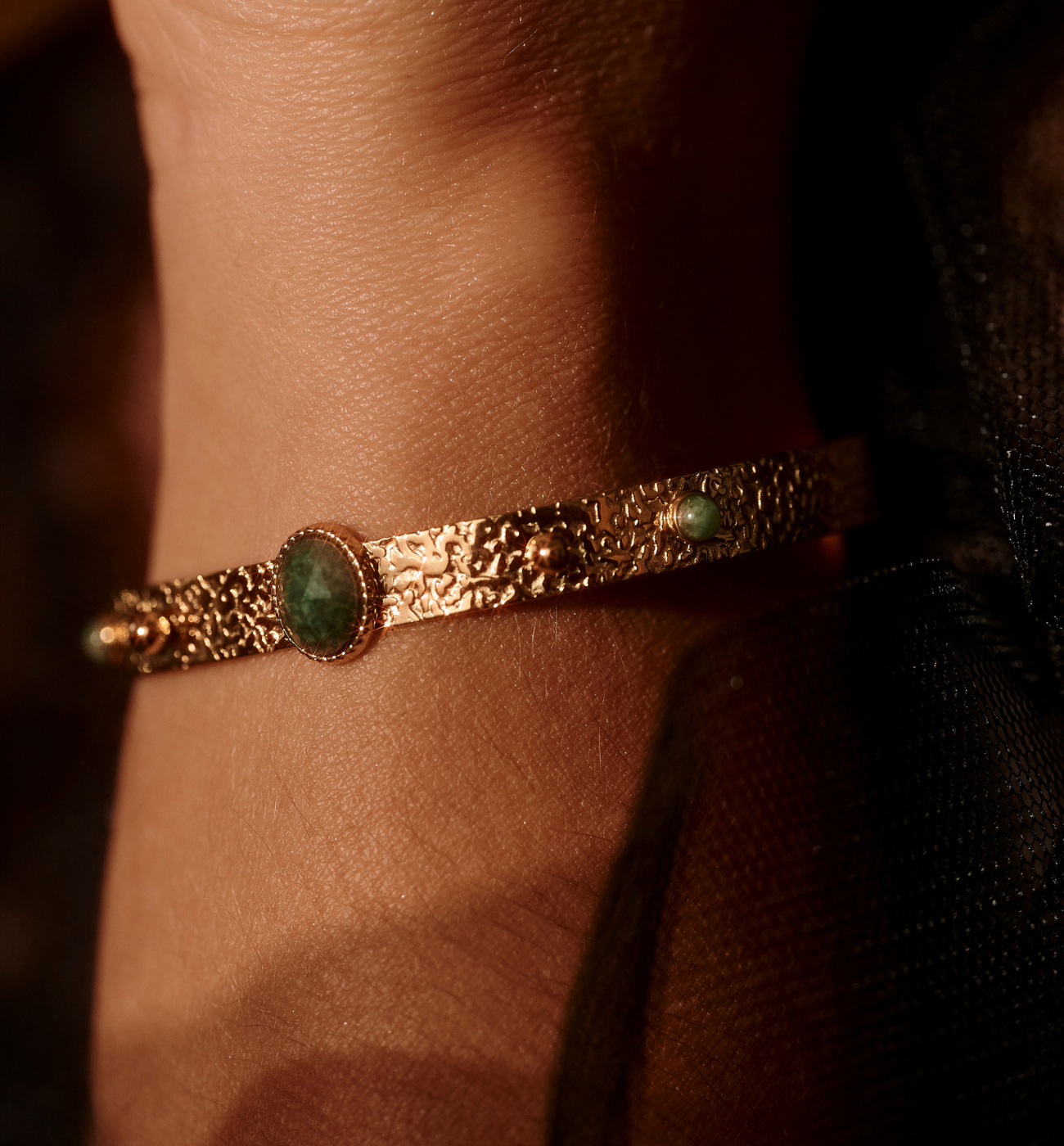 Bransoletka otwarta złocona z jadeitem afrykańskim BEA0014