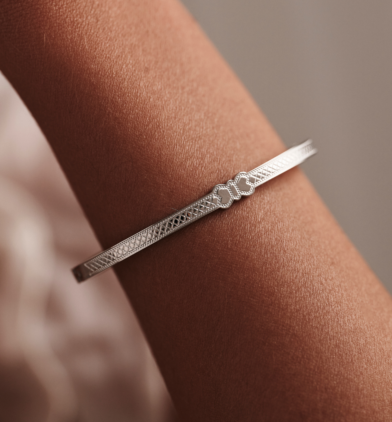 Bransoletka obręcz srebrna z kokardką BSY0459