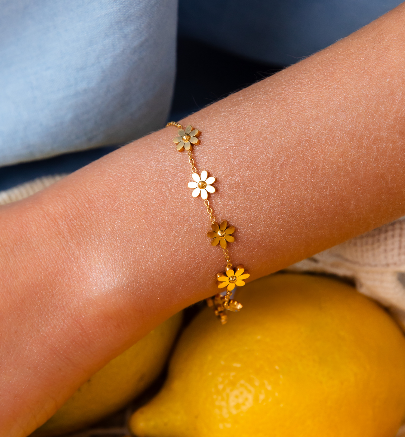 Bransoletka z kwiatuszkami złota BSY0198 - By Dziubeka