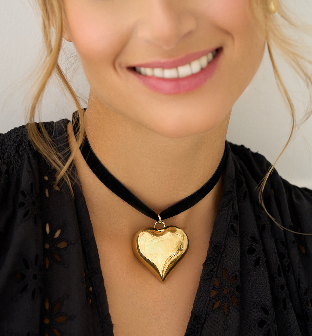 Naszyjnik ze złotym sercem na czarnej tasiemce NSA1164