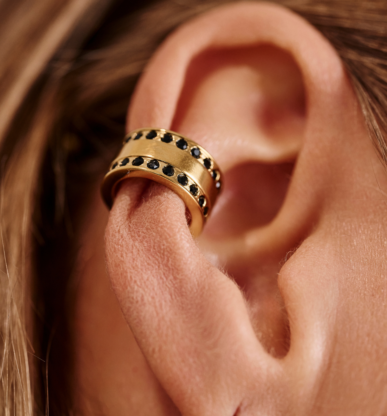 Nausznica złota z czarnymi kryształkami Sahana - By Dziubeka