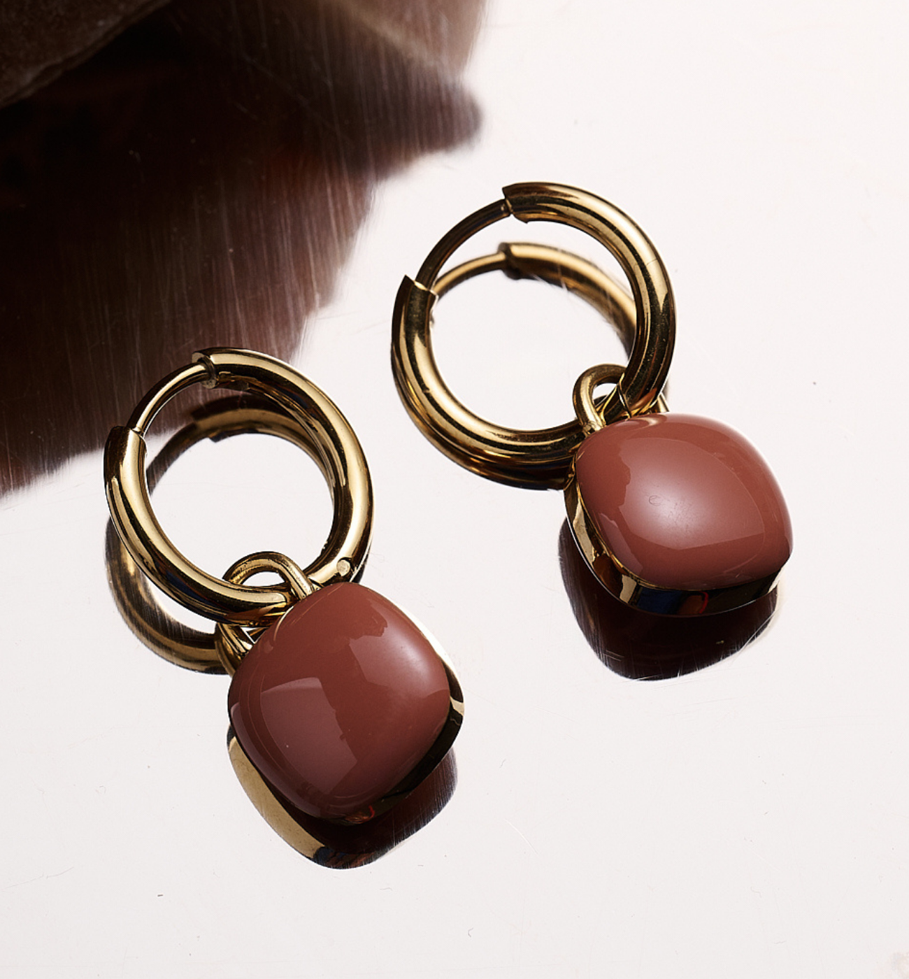 Kolczyki kółka z brązową zawieszką KSY0374