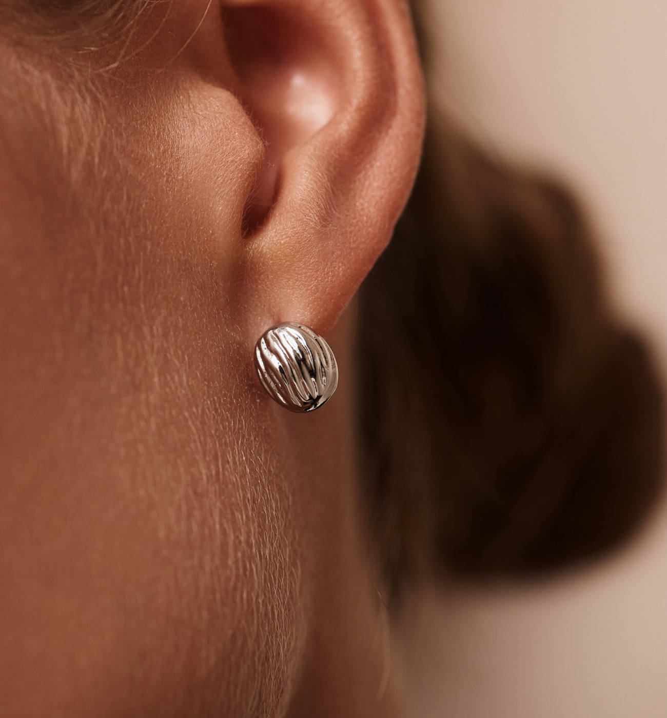 Kolczyki owalne fakturowane małe srebrne KSY0409