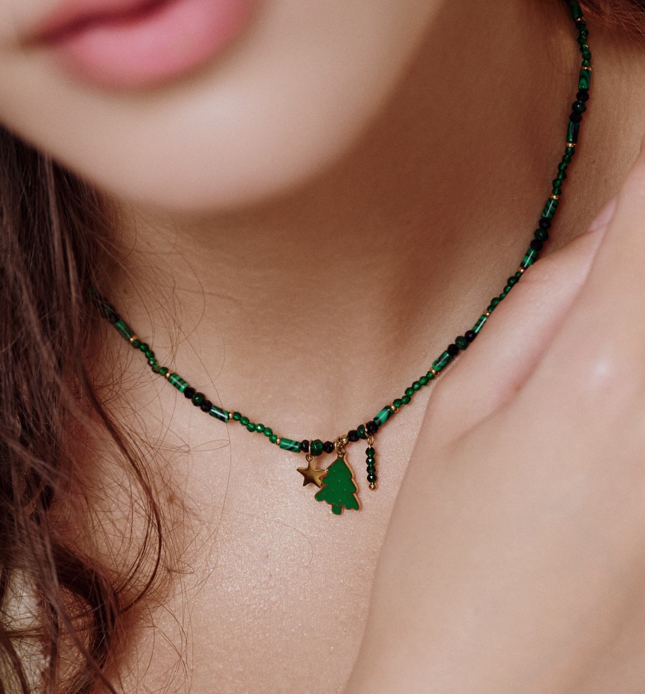 Naszyjnik z zielonych i czarnych kamieni z choinką - By Dziubeka