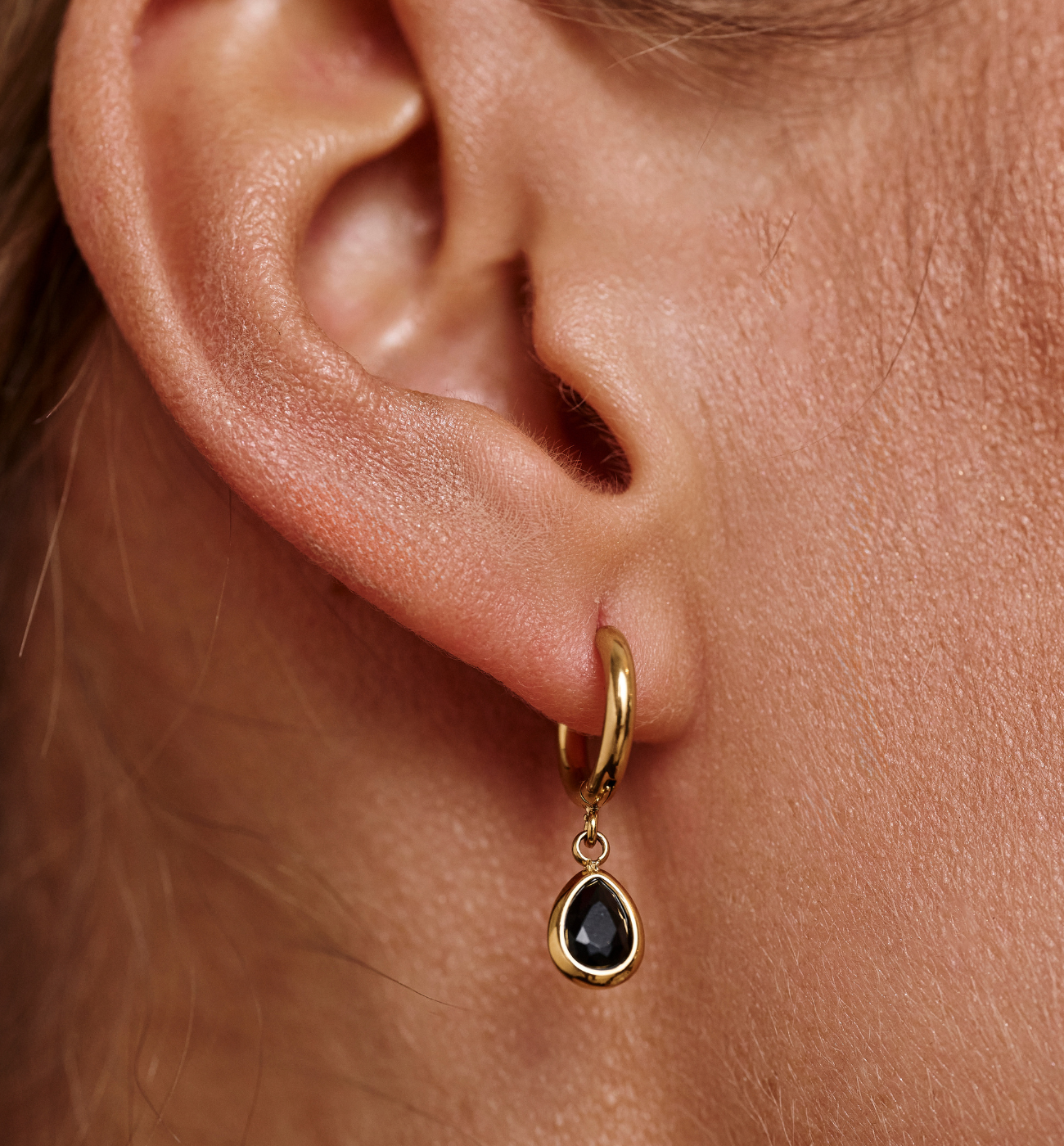 Kolczyki kółka z kryształową czarną łezką KSA2485