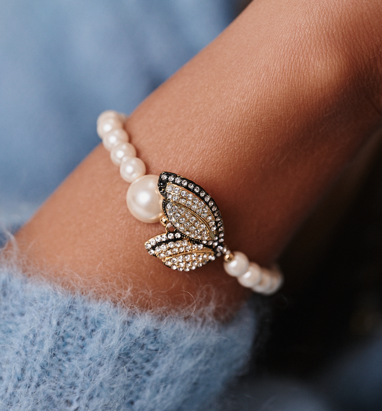 Bransoletka z perełkami i złoconymi skrzydłami z cyrkoniami BSS0231