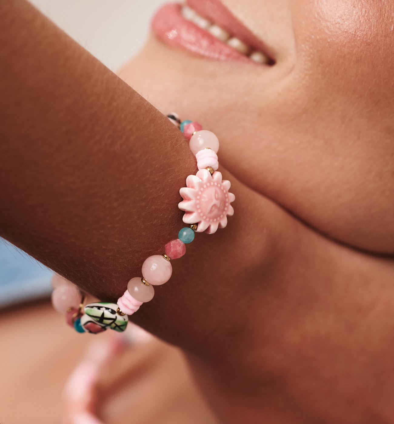 Bransoletka różowa z kwiatkami i motylkami BSH0201