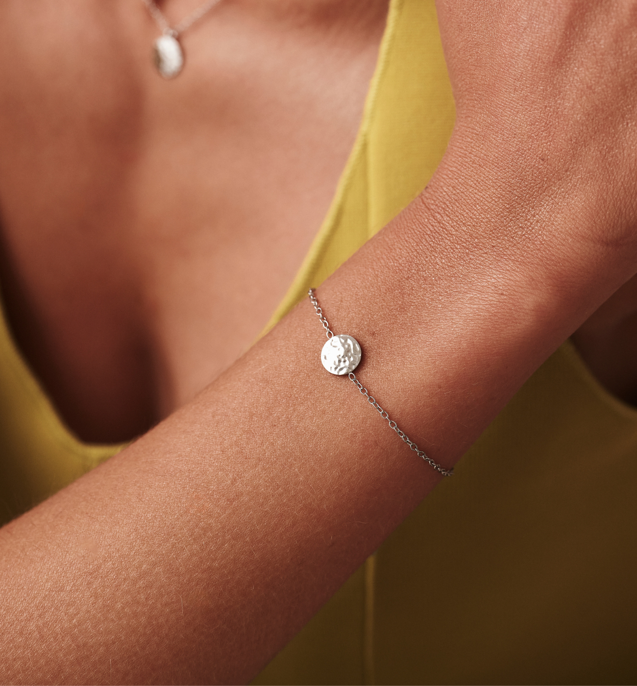 Bransoletka z młotkowanym dyskiem srebrna BSA0961