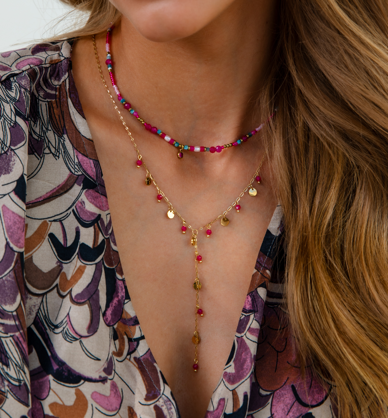 Naszyjnik z czerwonym korundem i krawatką Incantatio NSY0329