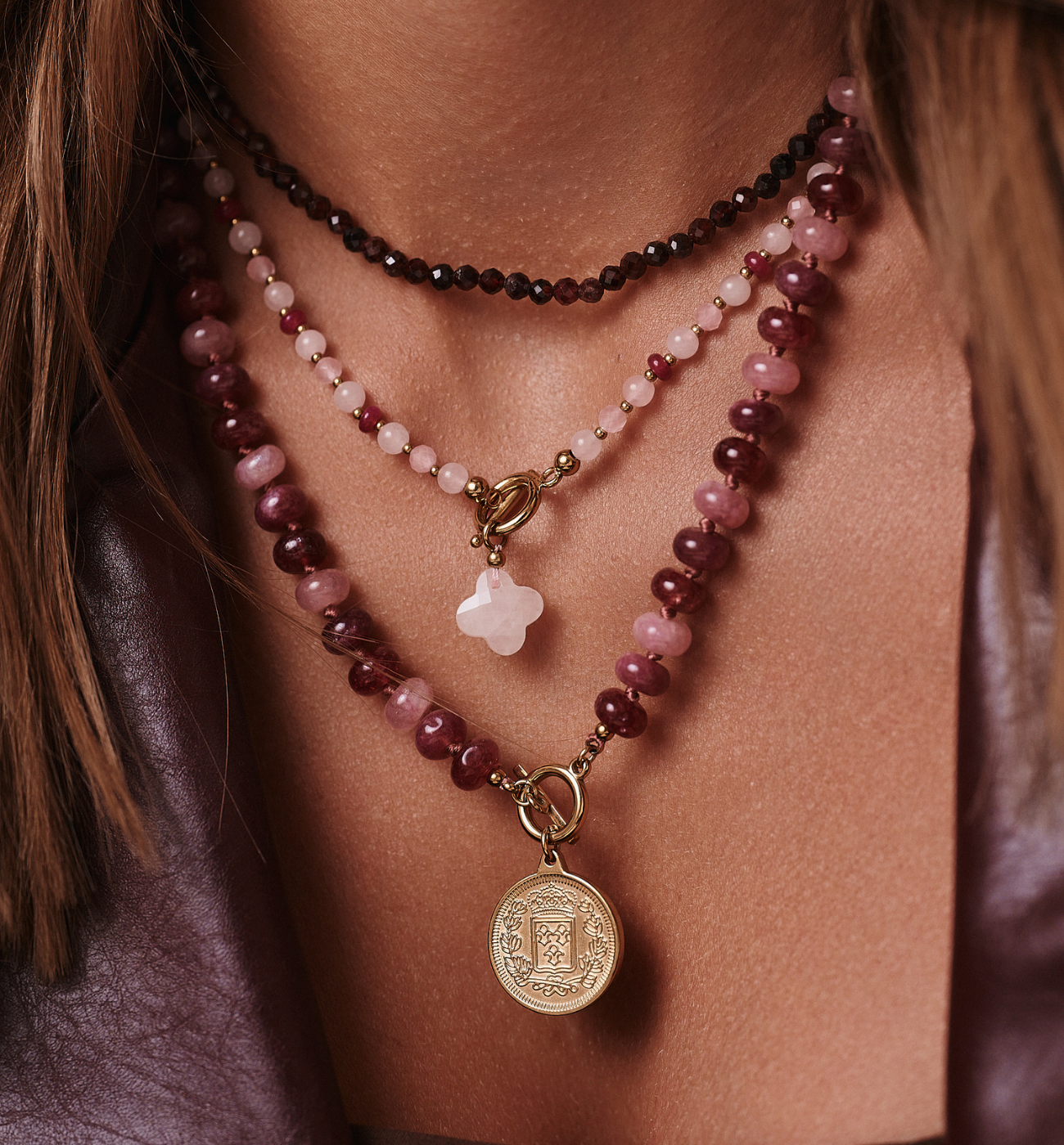 Naszyjnik z różowych i rubinowych kamieni z monetą - By Dziubeka